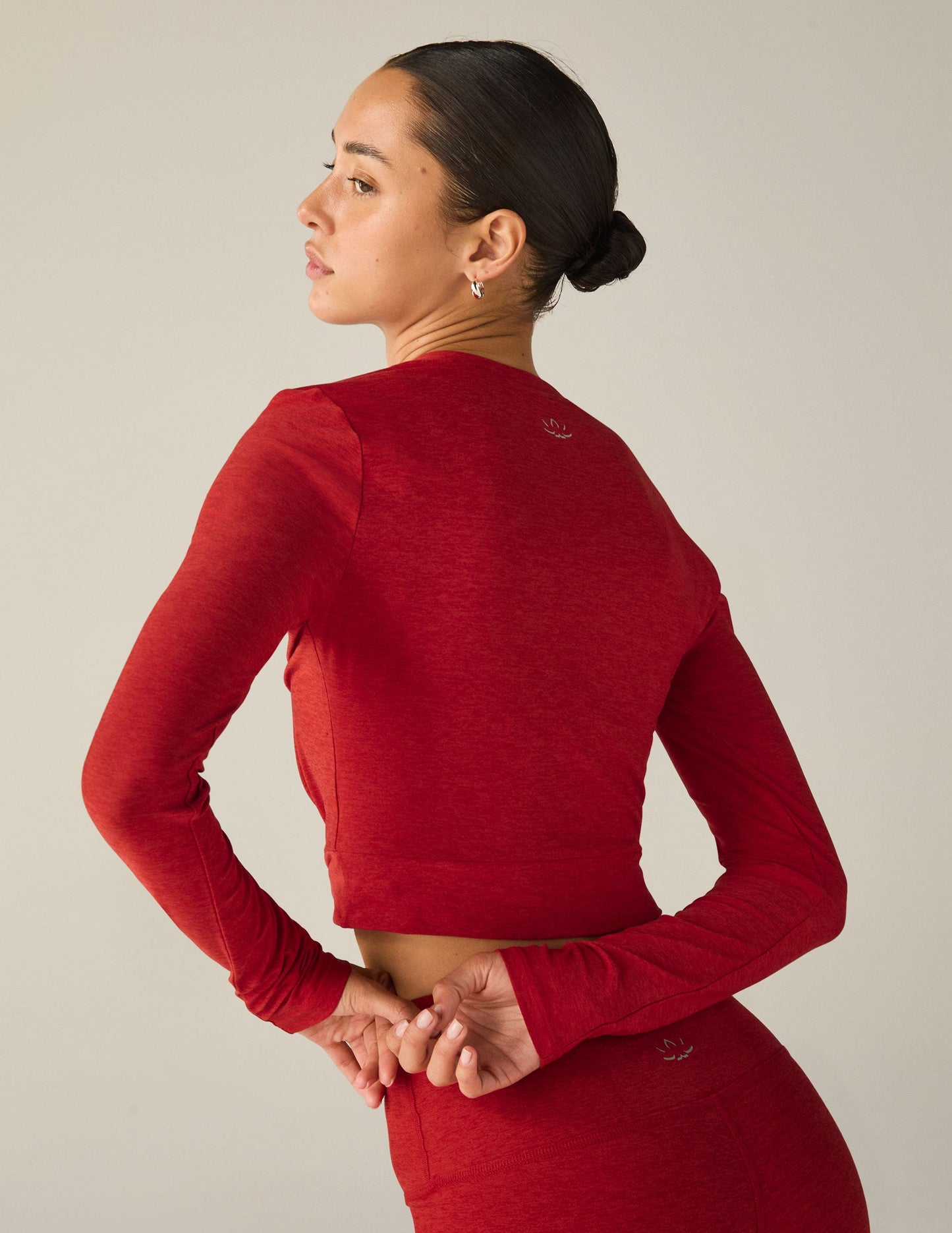 BEYOND YOGA FEATHERWEIGHT CENTER STAGE CROPPED LONG SLEEVE PULLOVER RUBY RED HEATHER