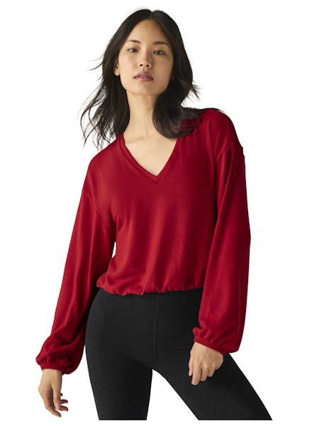 BEYOND YOGA SOFT SPOKEN CROPPED PULLOVER RUBY RED