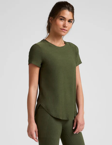 BEYOND YOGA FEATHERWEIGHT ON THE DOWN LOW TEE ARMY GREEN