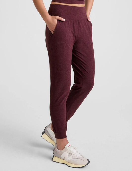 BEYOND YOGA SPACEDYE MIDI JOGGER MIDNIGHT BURGUNDY HEATHER