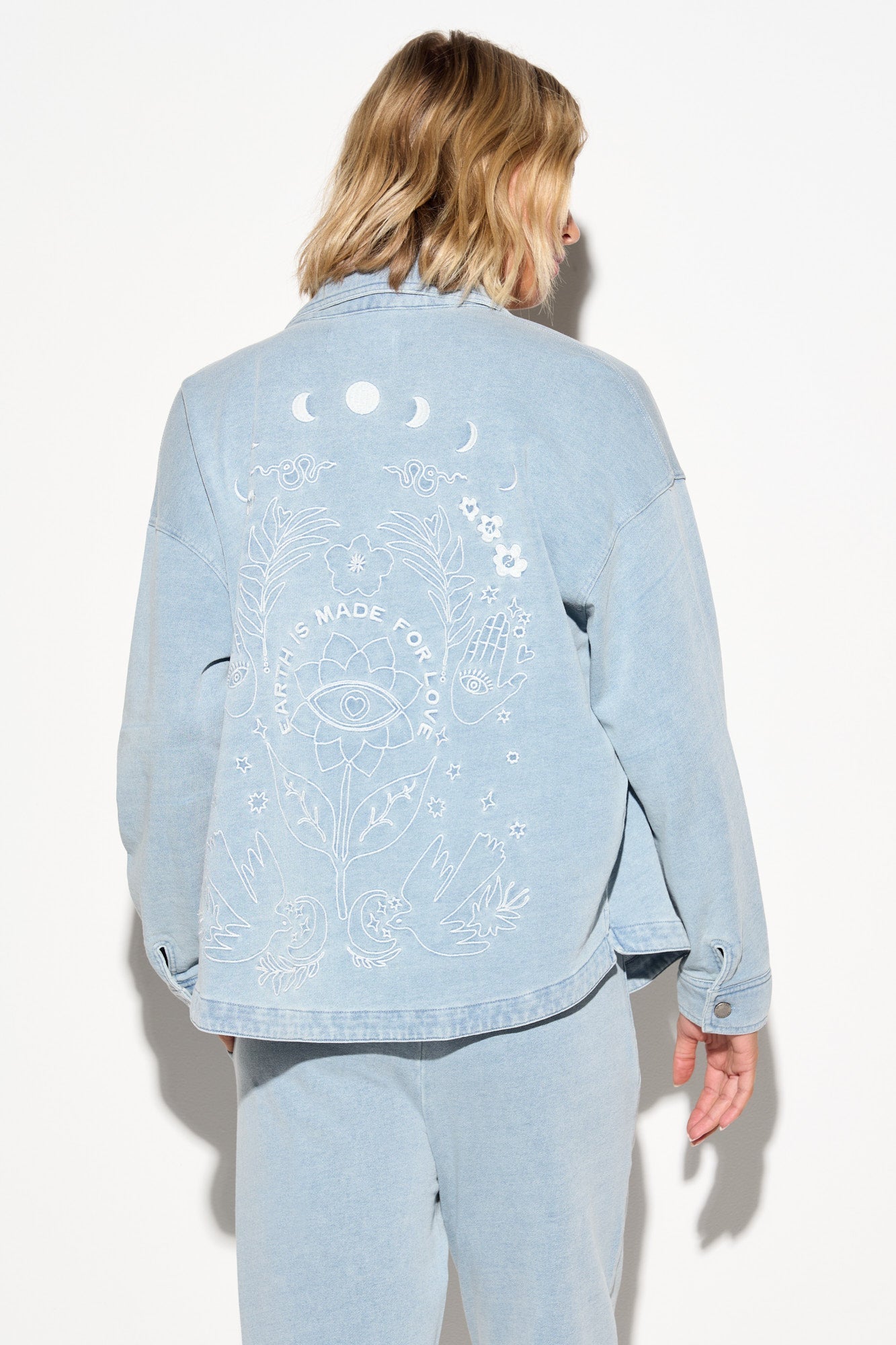 SPIRITUAL GANGSTER EYE BLOOM SUNNY BUTTON DOWN BLEACHED DENIM