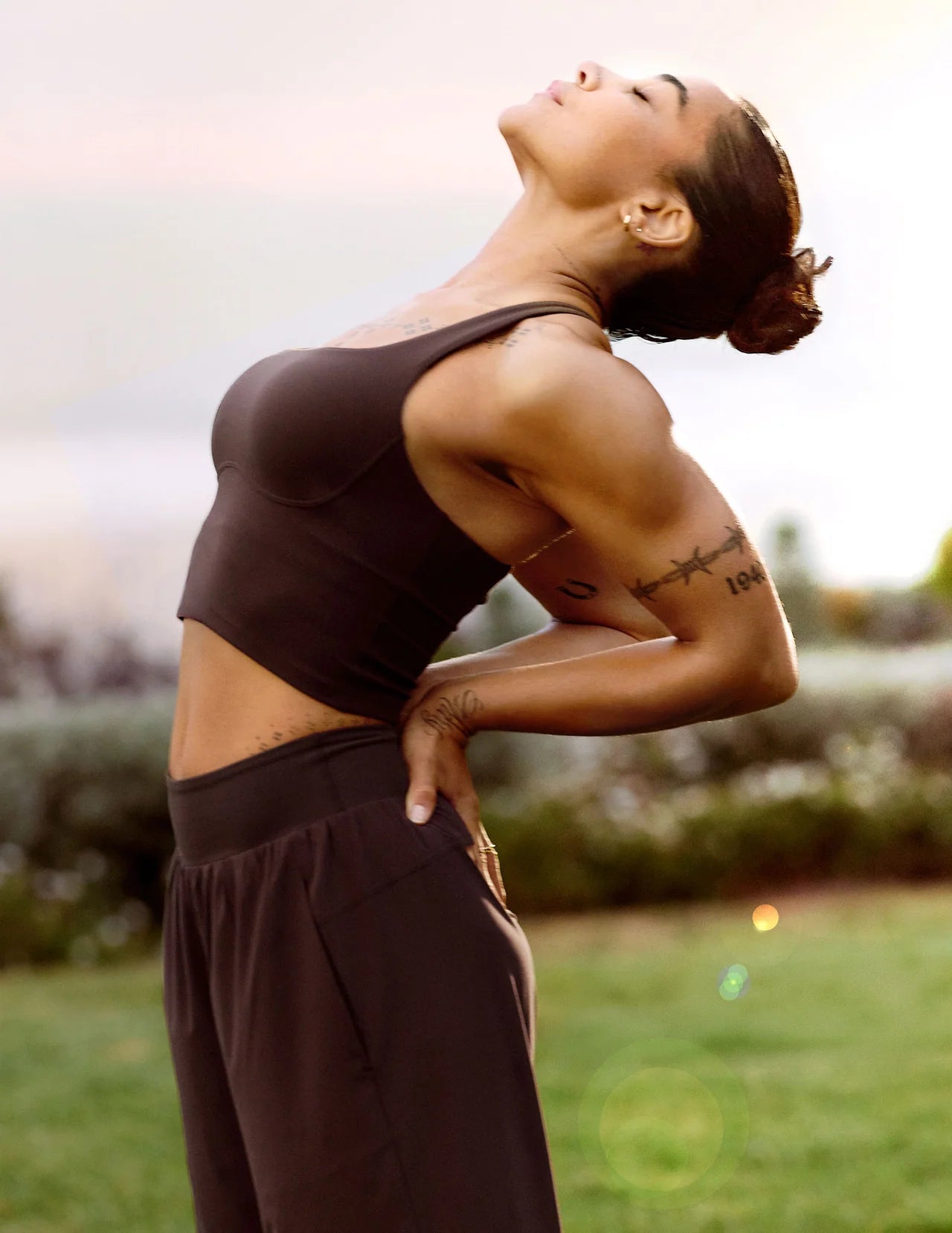 BEYOND YOGA GLOZONE MEDIUM IMPACT CROPPED TANK COCO PLUM