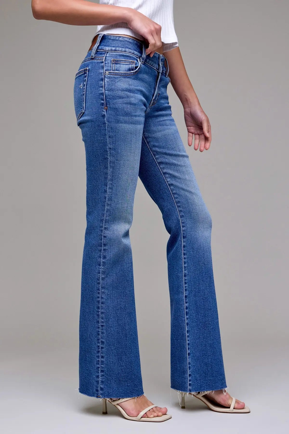 HIDDEN JEAN RYAN Medium Wash Stretch Basic Low Rise Bootcut