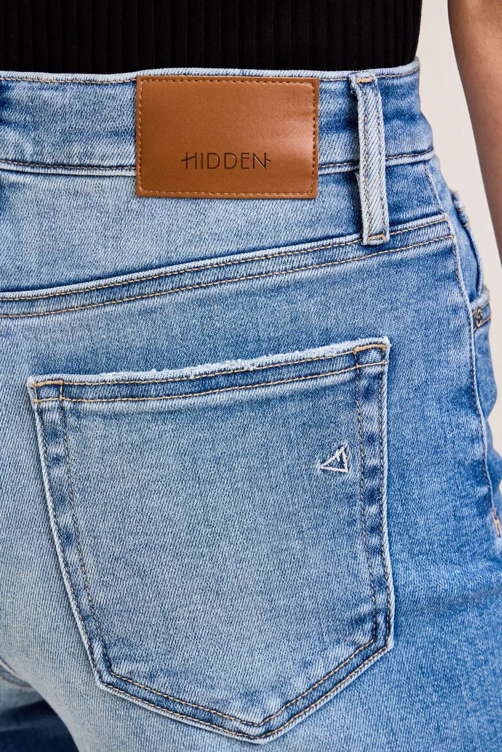 HIDDEN JEAN LOGAN STANDARD DAD JEAN WITH CLEAN CUT HEM