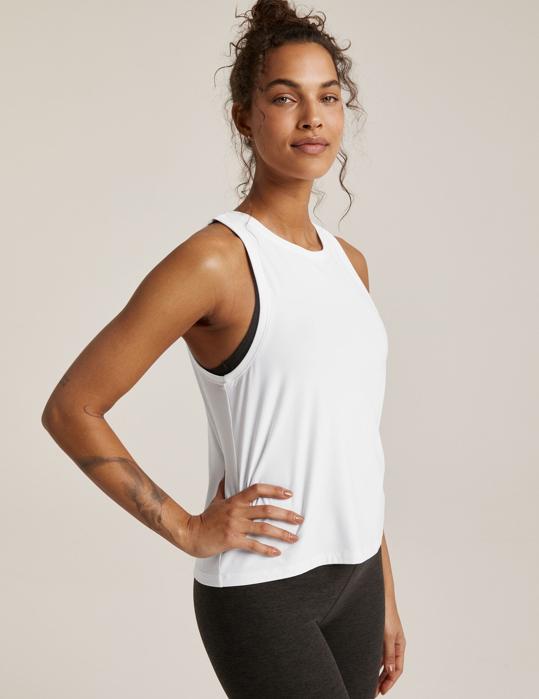 BEYOND YOGA FEATHERWEIGHT REBALANCED MUSCLE TANK CLOUD WHITE