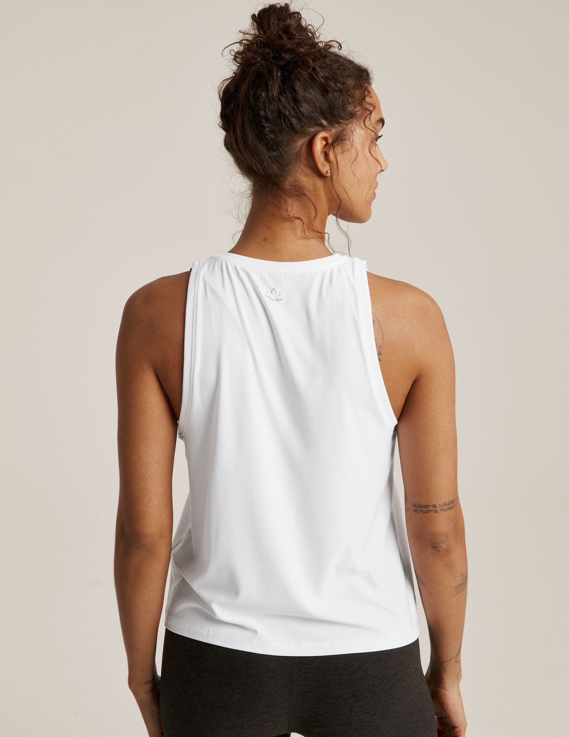 BEYOND YOGA FEATHERWEIGHT REBALANCED MUSCLE TANK CLOUD WHITE