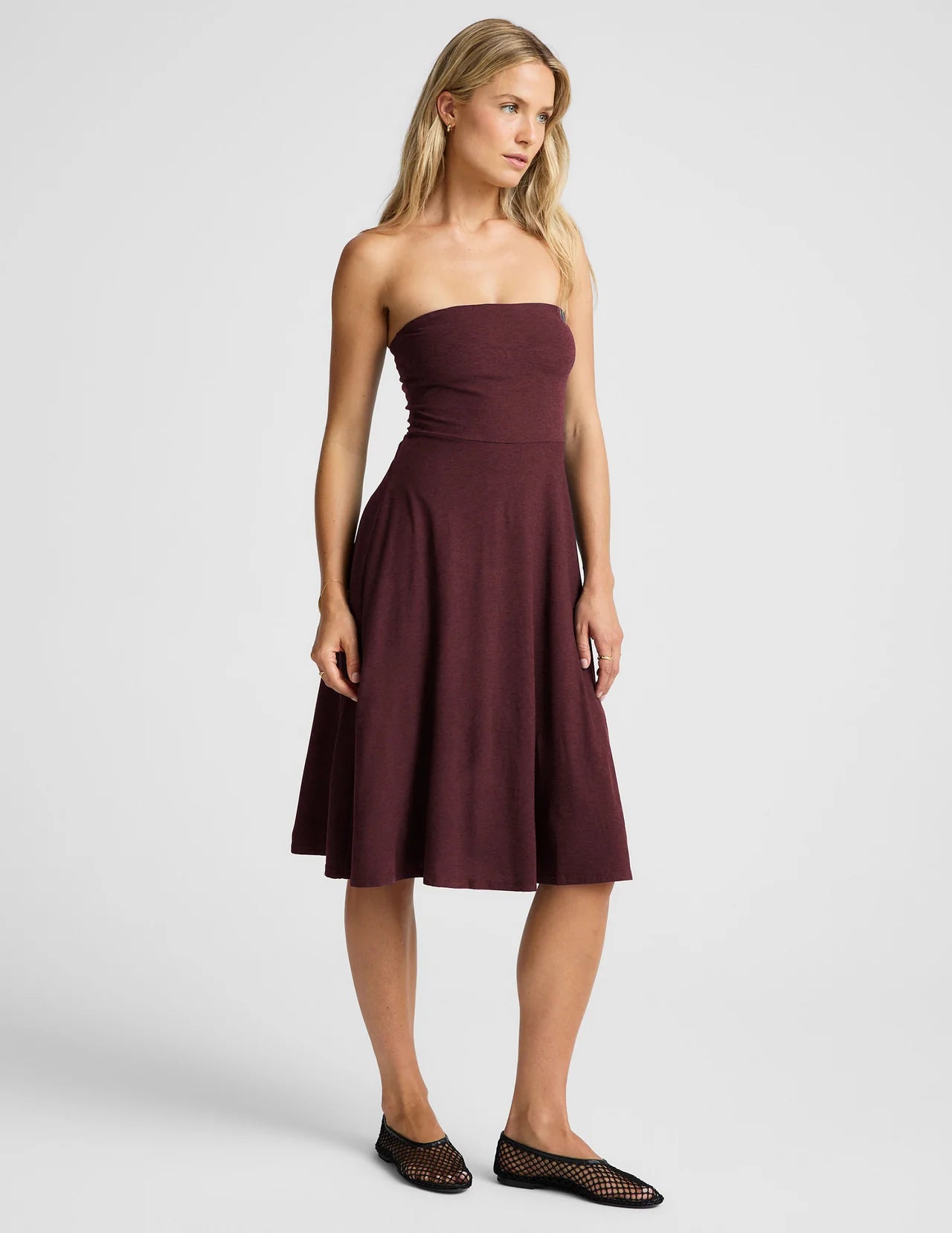 BEYOND YOGA FEATHERWEIGHT SPACEDYE STRAPLESS DRESS MIDNIGHT BURGUNDY HEATHER