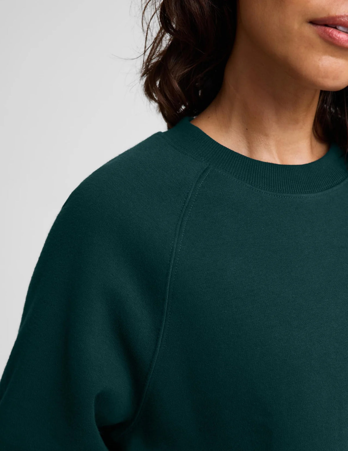 BEYOND YOGA LUXEFLEECE 2.0 RAGLAN CREW DARK IVY HEATHER