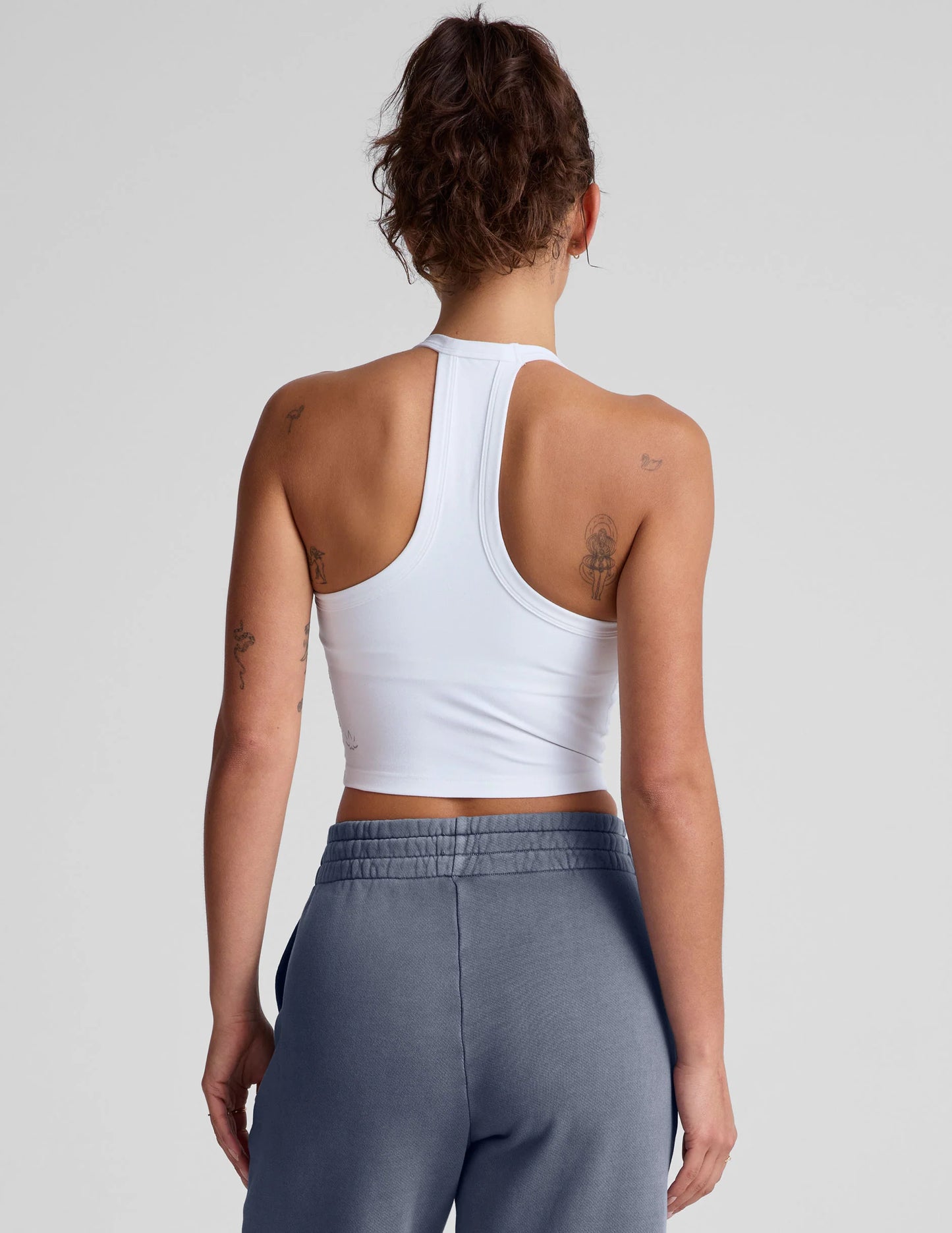 BEYOND YOGA ON THE UP CROPPED TANK CLOUD WHITE