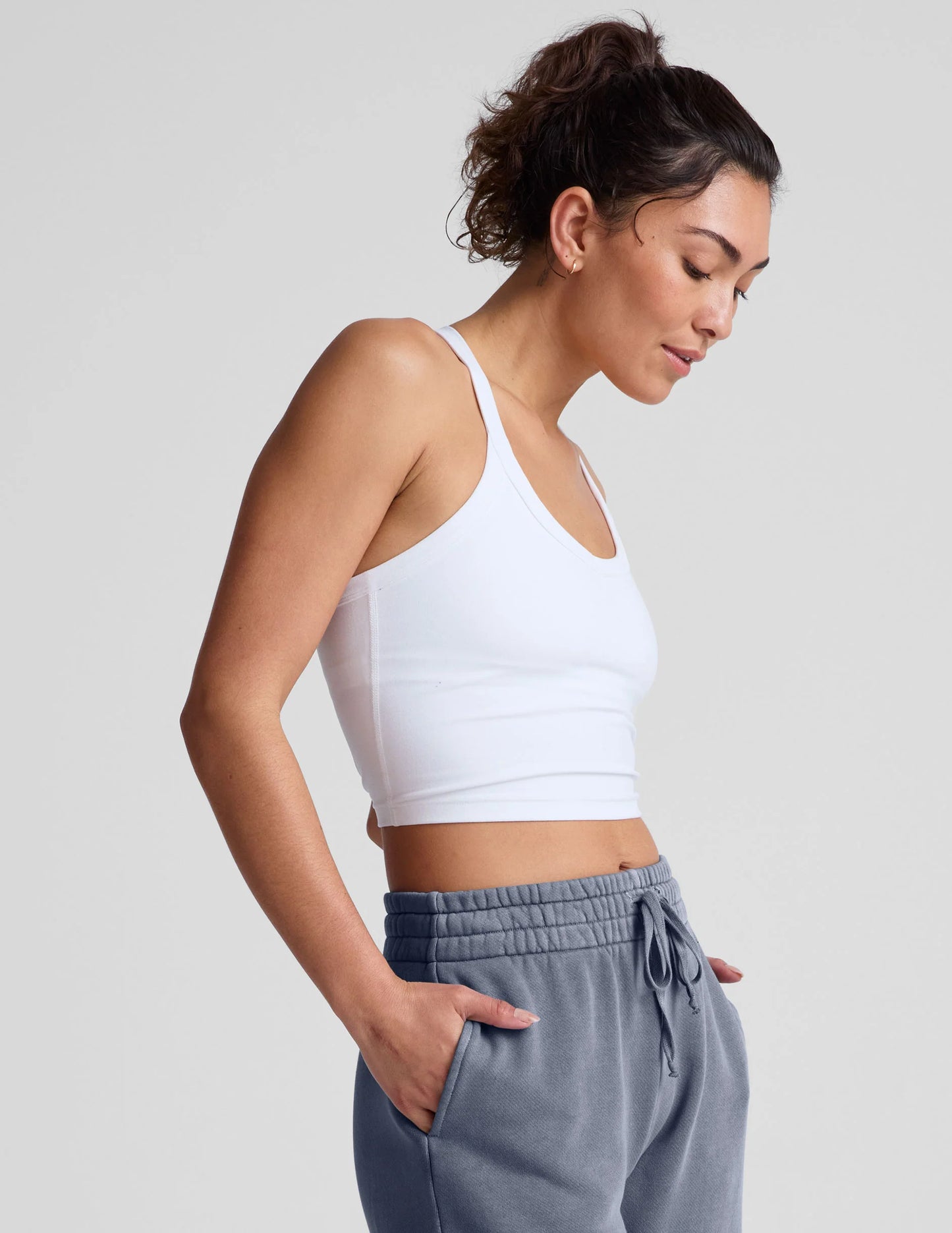 BEYOND YOGA ON THE UP CROPPED TANK CLOUD WHITE