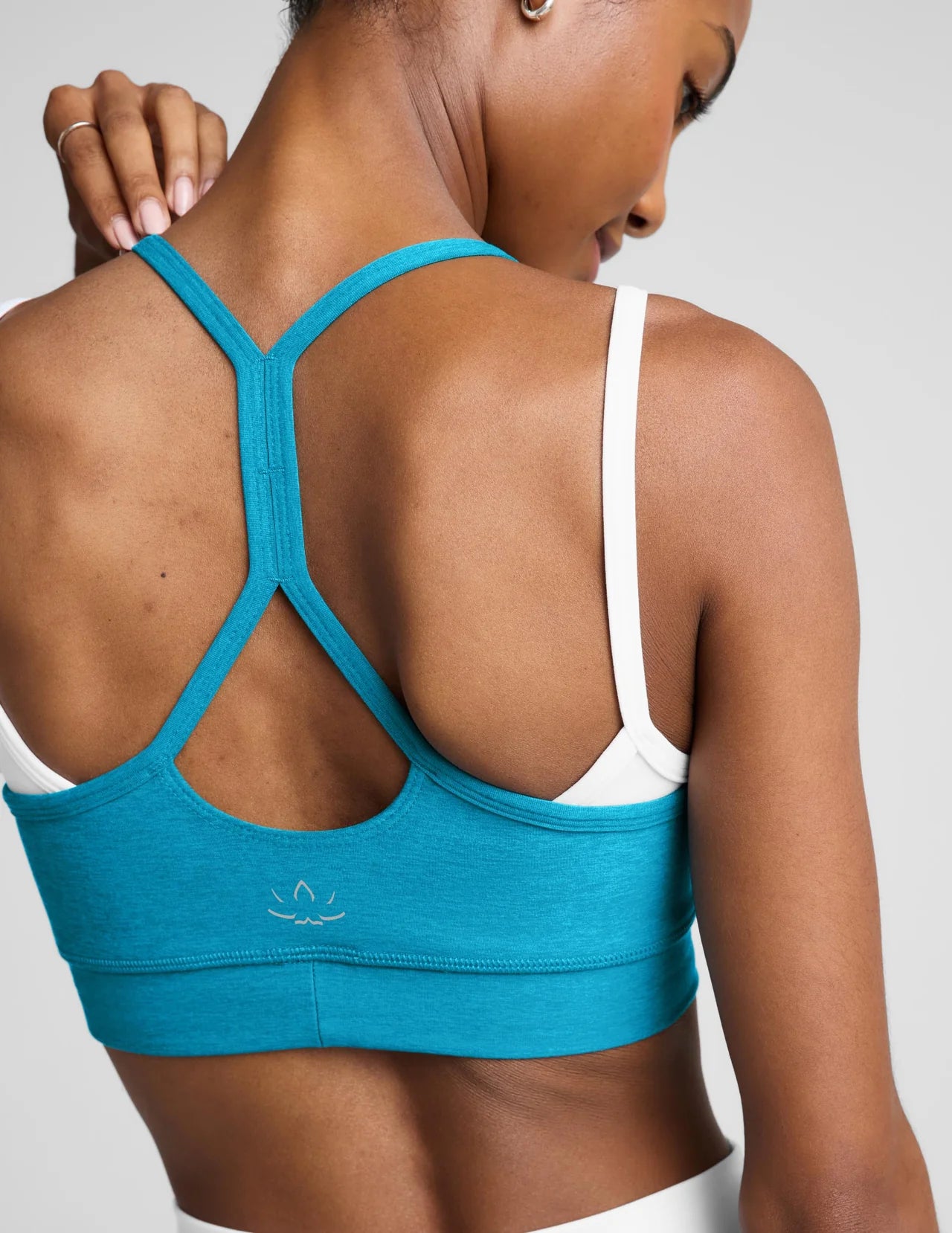 BEYOND YOGA SPACEDYE LAYERED LONG LINE BRA CARIBBEAN AND WHITE
