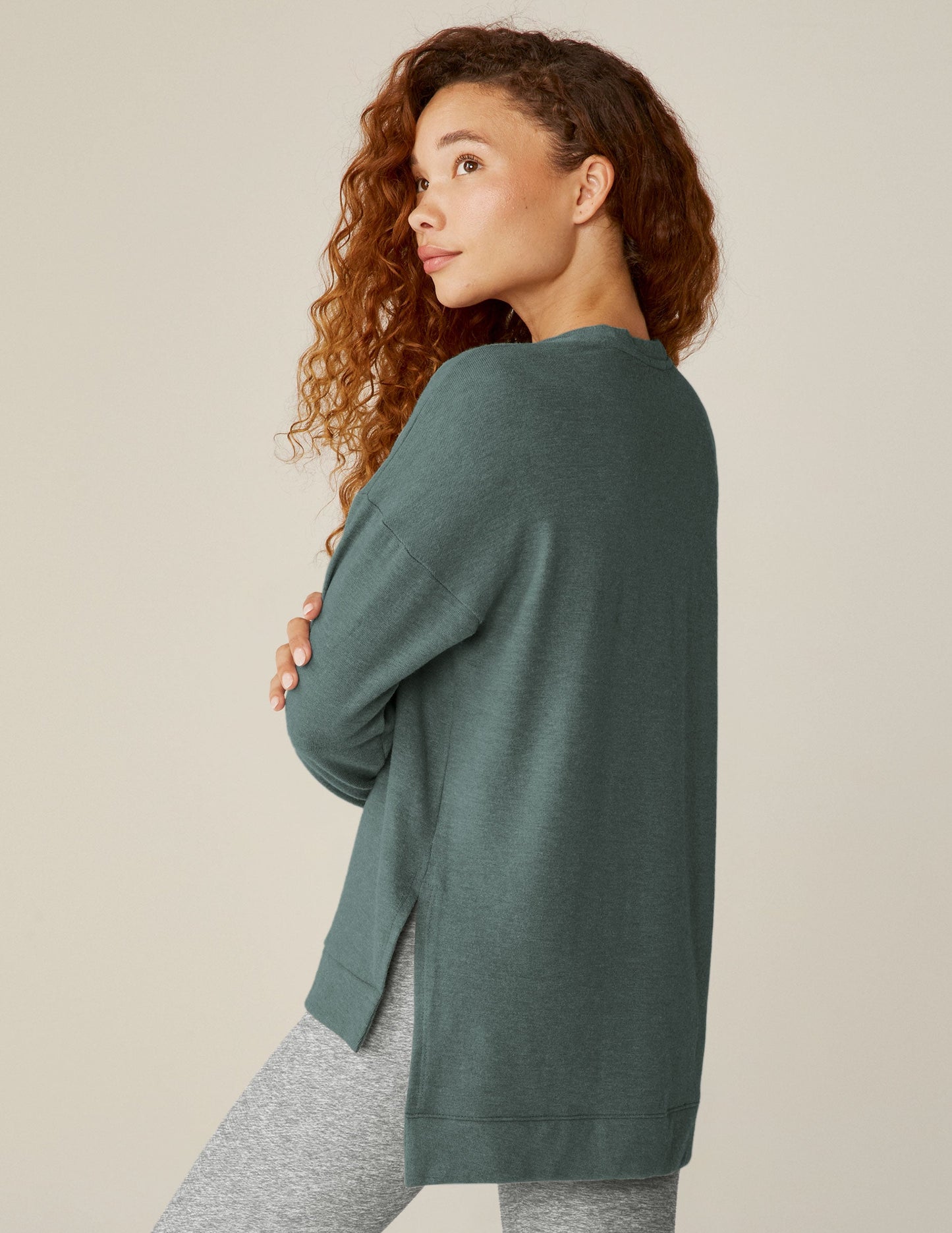 BEYOND YOGA LONG WEEKEND LOUNGE PULLOVER STORM