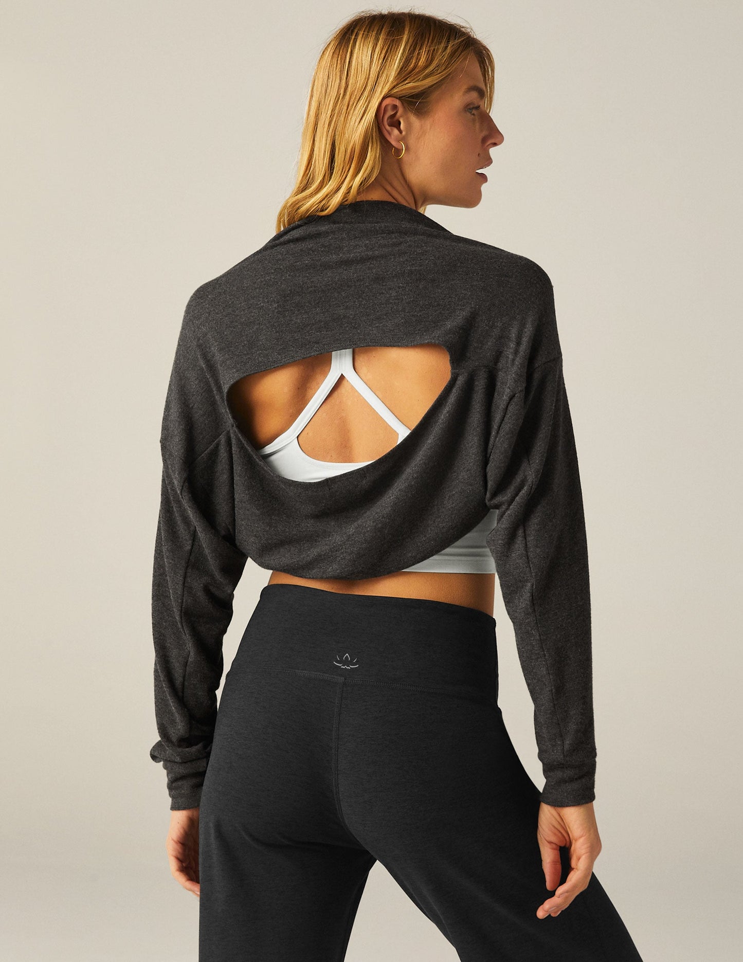 BEYOND YOGA DUET 2-WAY CONVERTIBLE SHRUG CHARCOAL GRAY