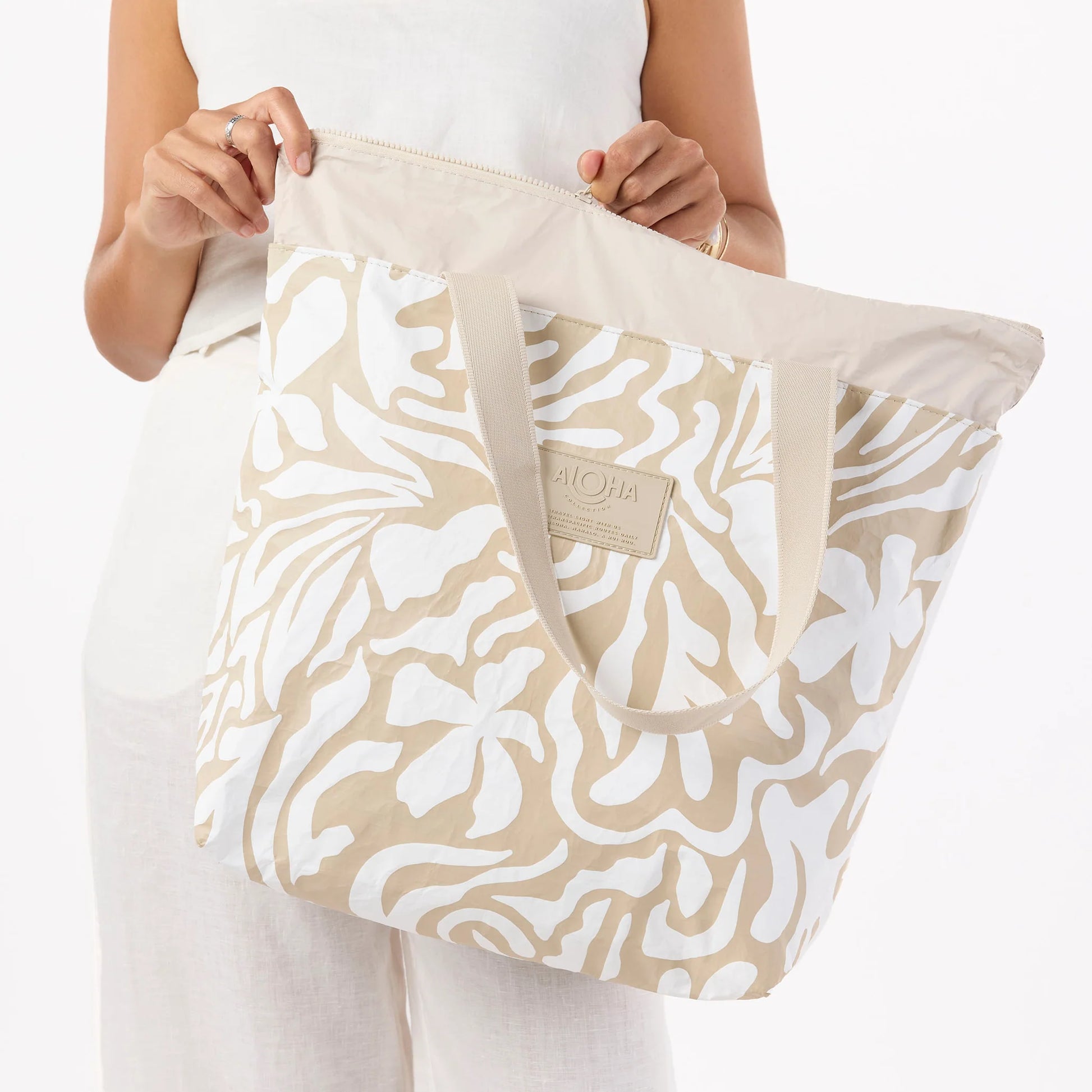 ALOHA COLLECTION Day Tripper Float Latte