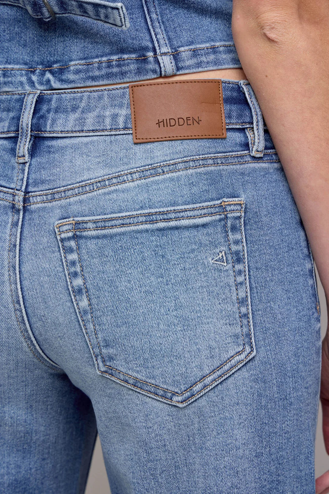 HIDDEN JEAN MID RISE LOGAN DAD JEAN MEDIUM  WASH 33" INSEAM