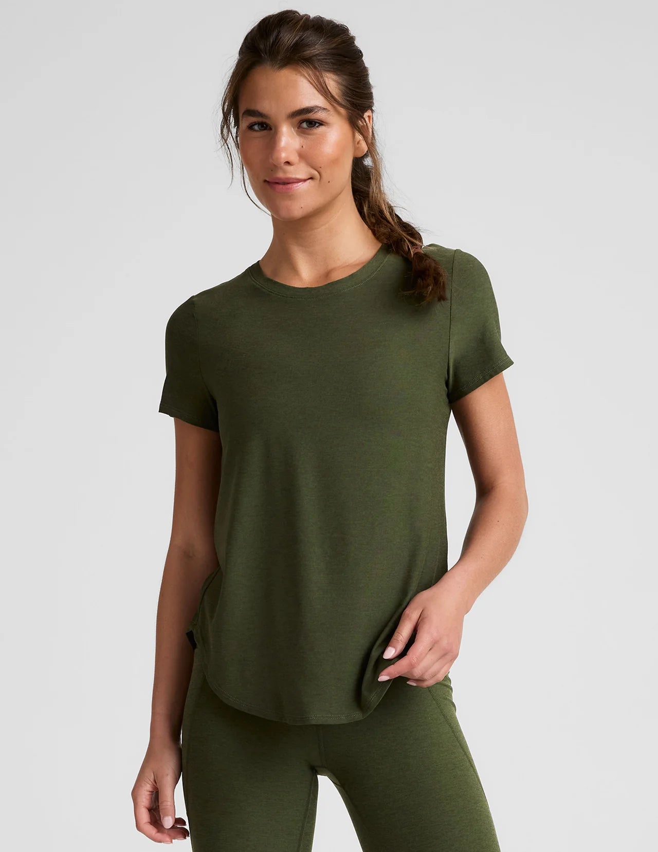 BEYOND YOGA FEATHERWEIGHT ON THE DOWN LOW TEE ARMY GREEN