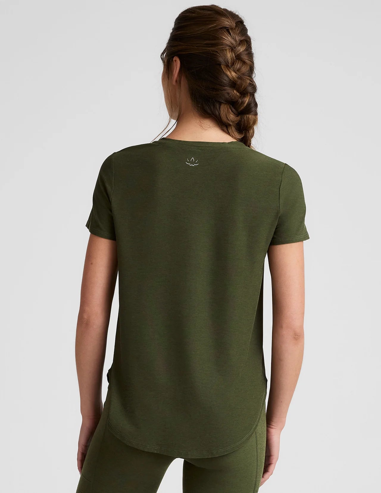 BEYOND YOGA FEATHERWEIGHT ON THE DOWN LOW TEE ARMY GREEN