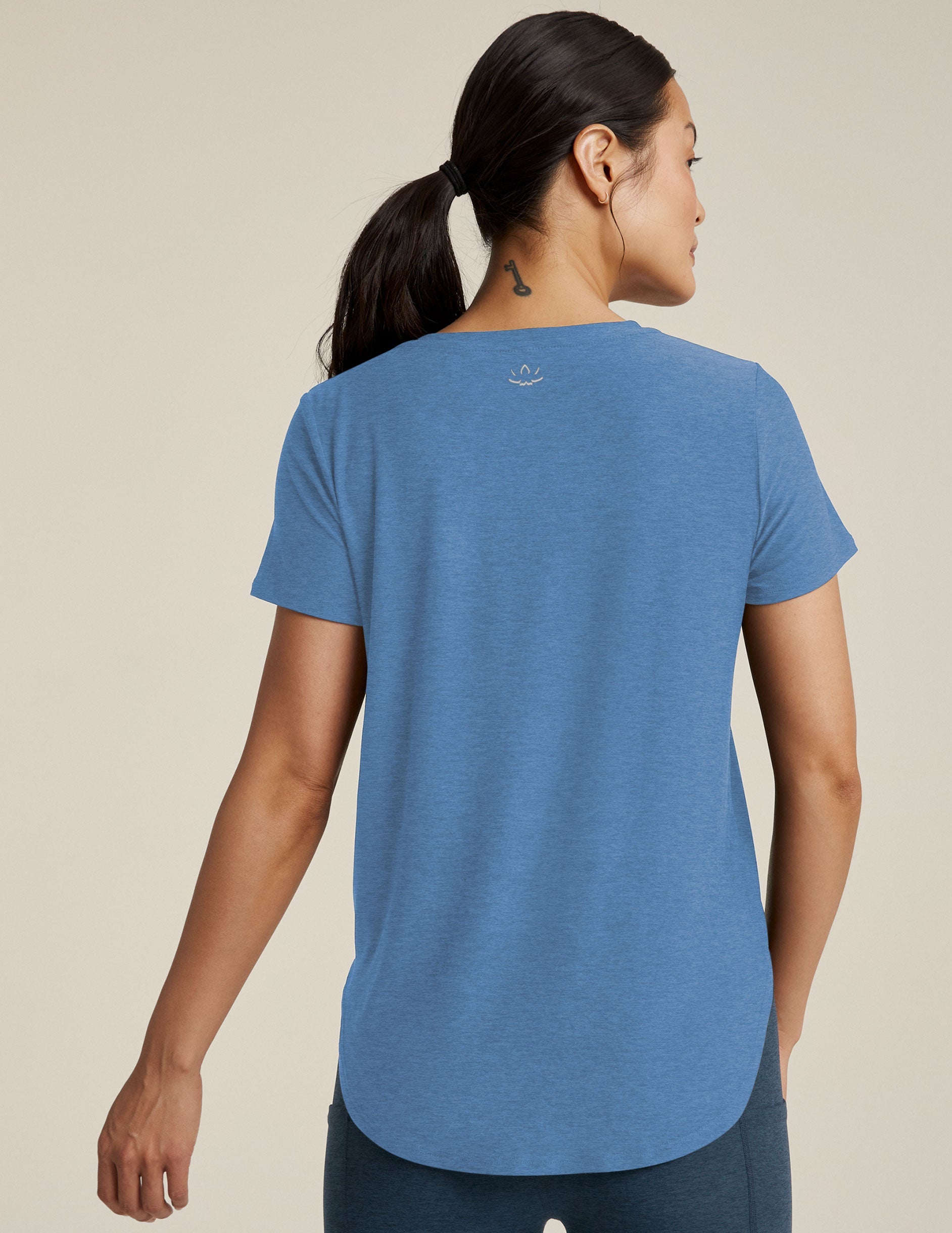 BEYOND YOGA FEATHERWEIGHT ON THE DOWN LOW TEE SKY BLUE HEATHER