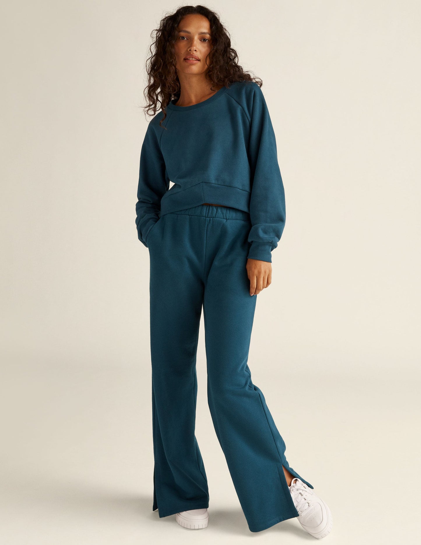 BEYOND YOGA UPLIFT CROPPED PULLOVER BLUE GEM