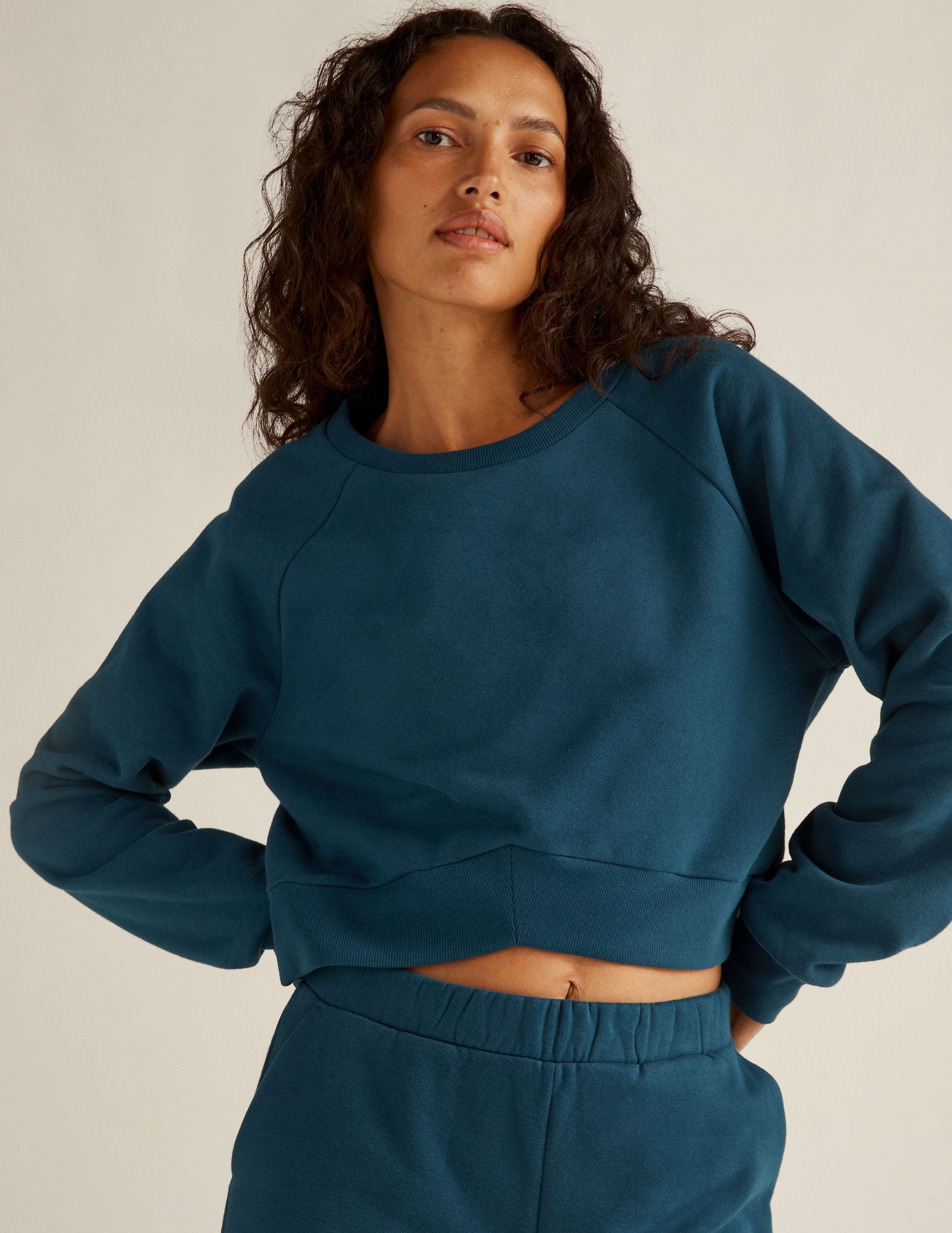 BEYOND YOGA UPLIFT CROPPED PULLOVER BLUE GEM