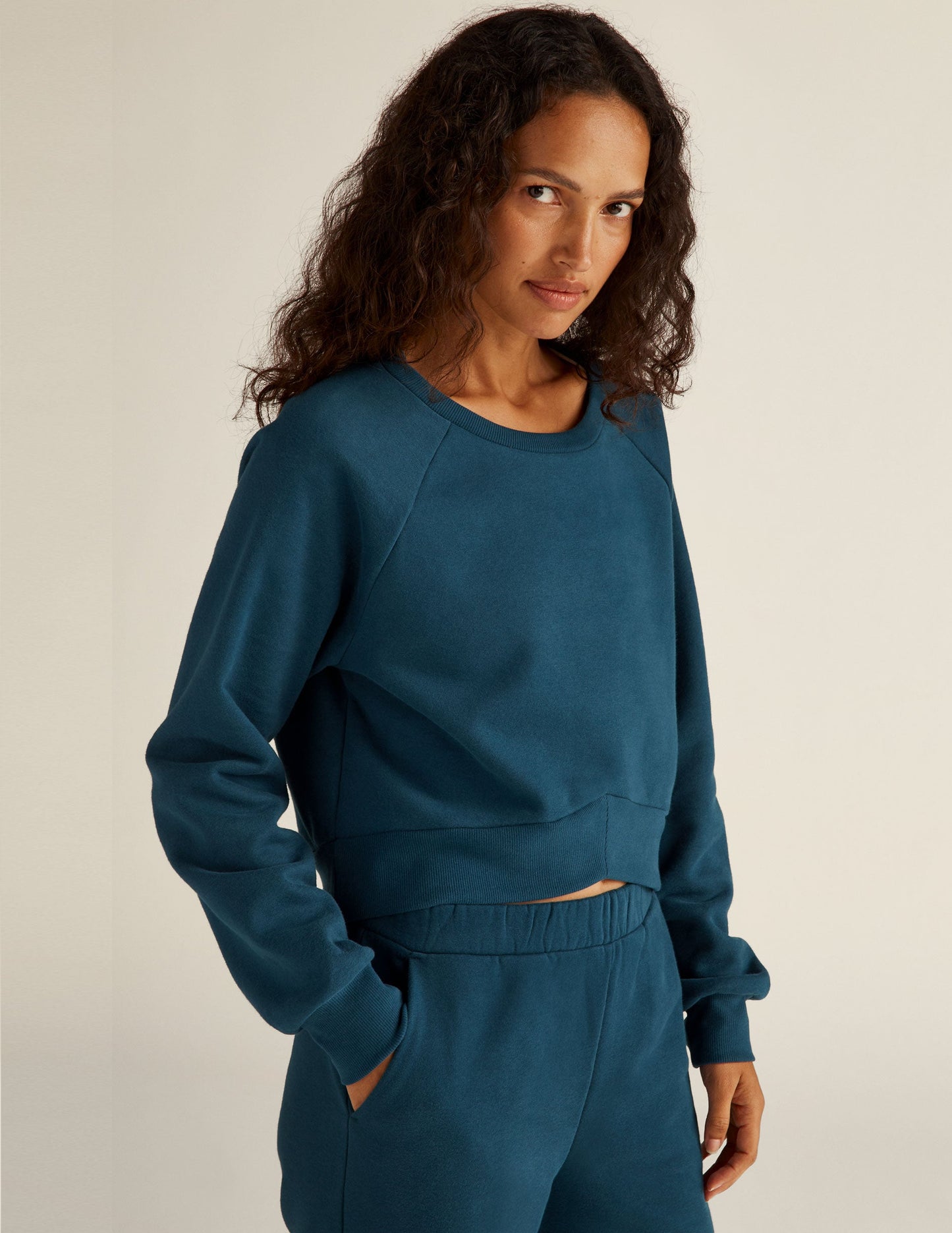 BEYOND YOGA UPLIFT CROPPED PULLOVER BLUE GEM