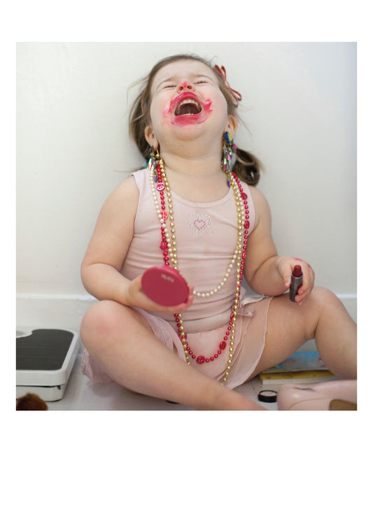 PALM PRESS GREETING CARDS LITTLE GIRL WITH MAKEUP