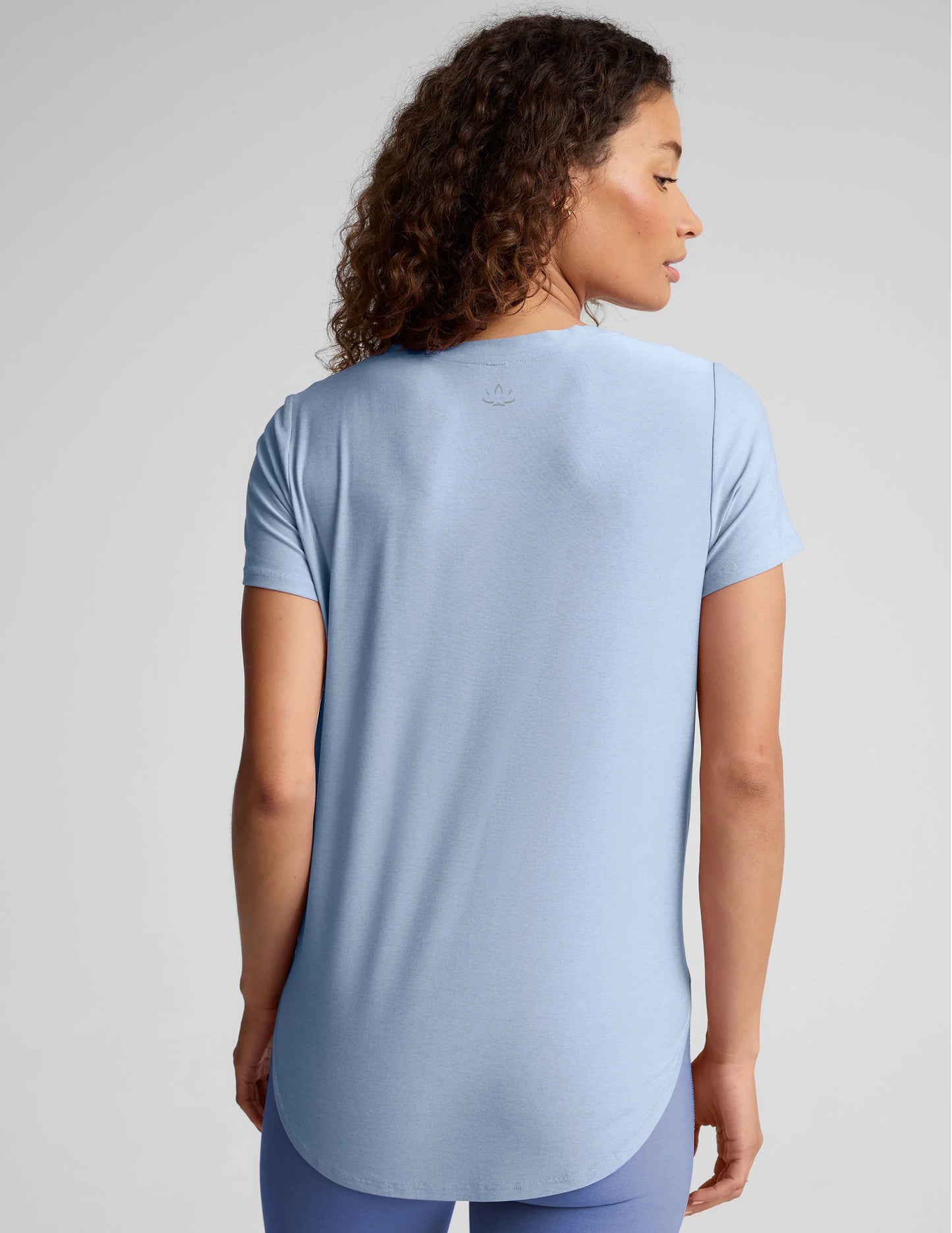 BEYOND YOGA FEATHERWEIGHT ON THE DOWN LOW TEE BLUE ZEN HEATHER