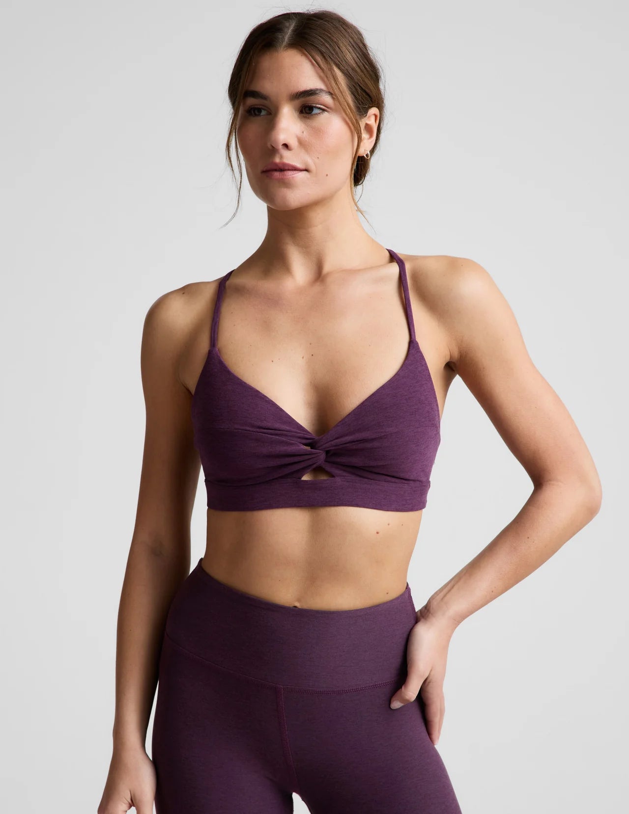 BEYOND YOGA SPACEDYE TWIST FRONT STRAPPY BRA BRILLIANT BLACKBERRY