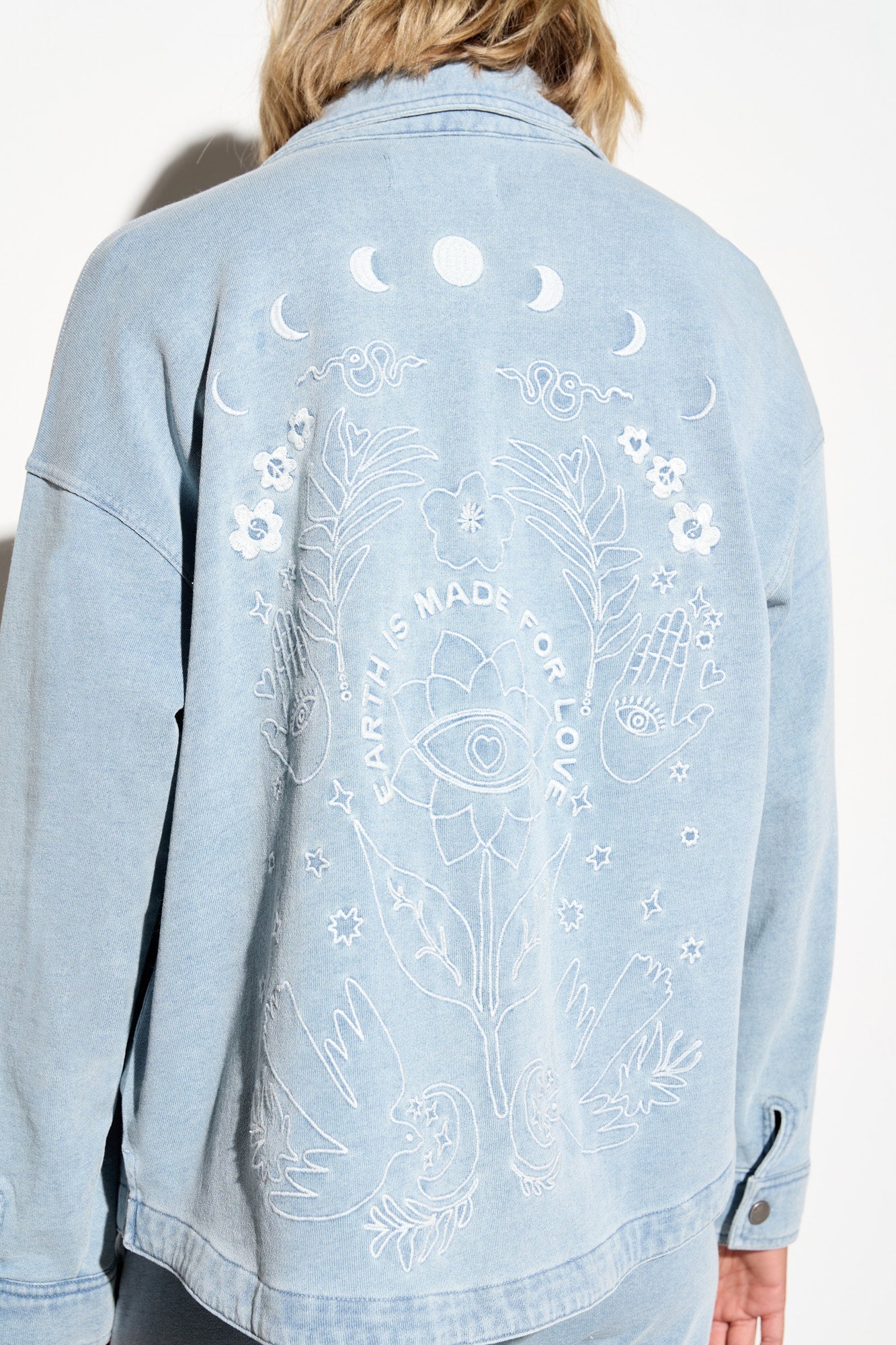 SPIRITUAL GANGSTER EYE BLOOM SUNNY BUTTON DOWN BLEACHED DENIM