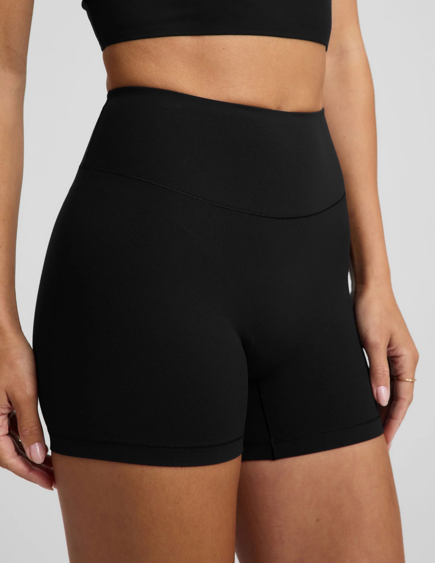 BEYOND YOGA GLOZONE 4" BIKER SHORT PITCH BLACK