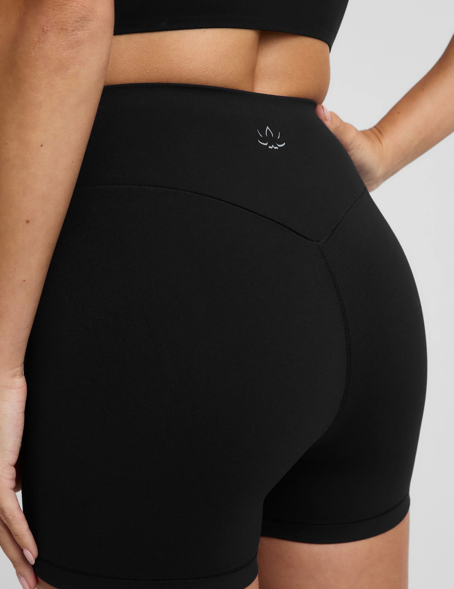 BEYOND YOGA GLOZONE 4" BIKER SHORT PITCH BLACK
