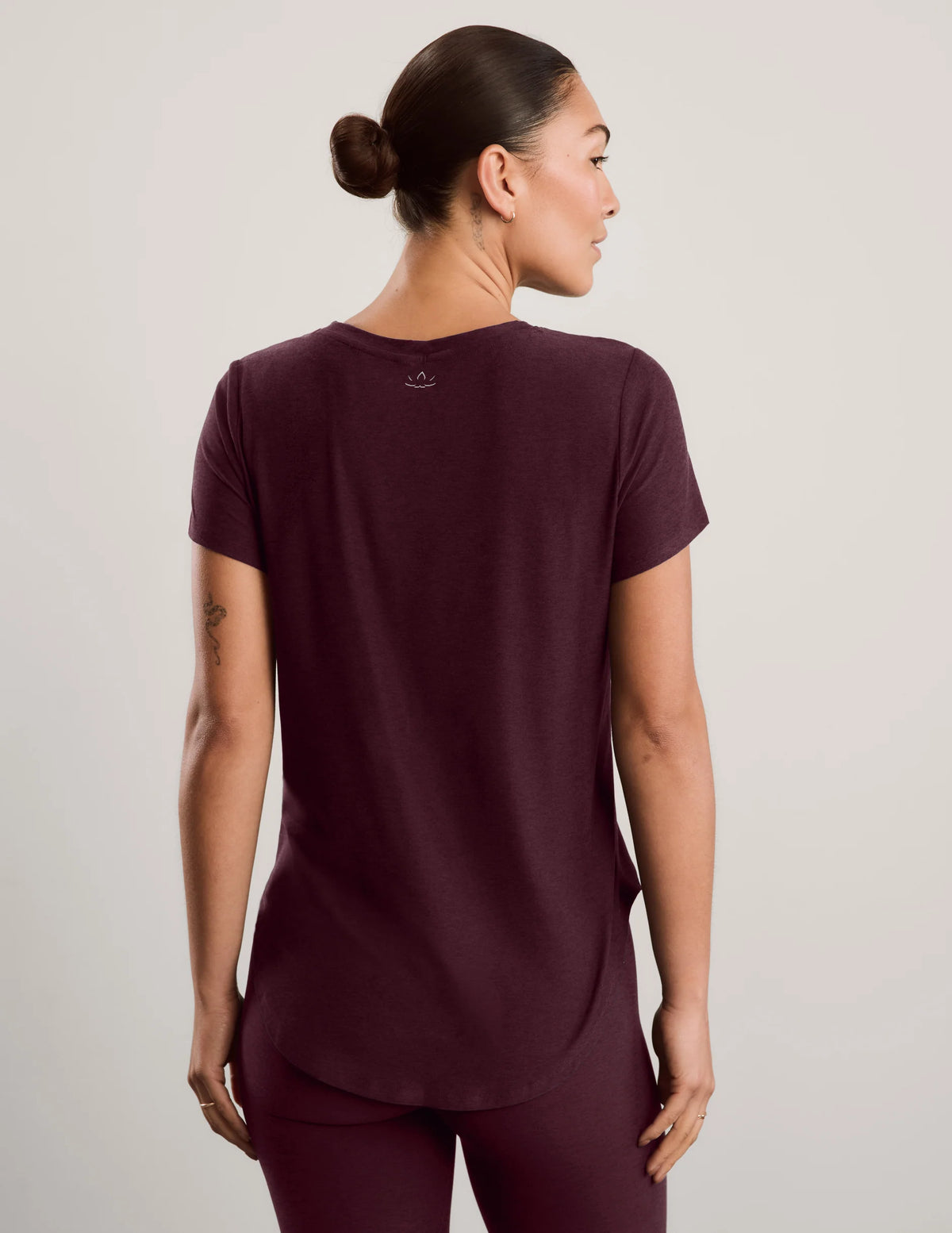 BEYOND YOGA FEATHERWEIGHT ON THE DOWN LOW TEE CABERNET HEATHER