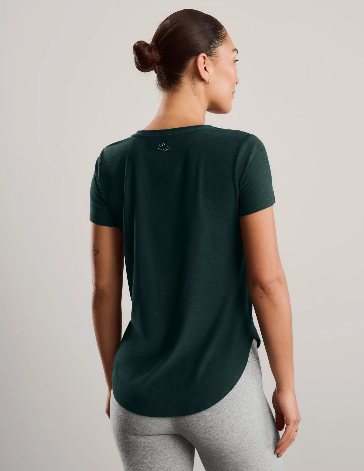 BEYOND YOGA FEATHERWEIGHT ON THE DOWN LOW TEE DARK IVY HEATHER