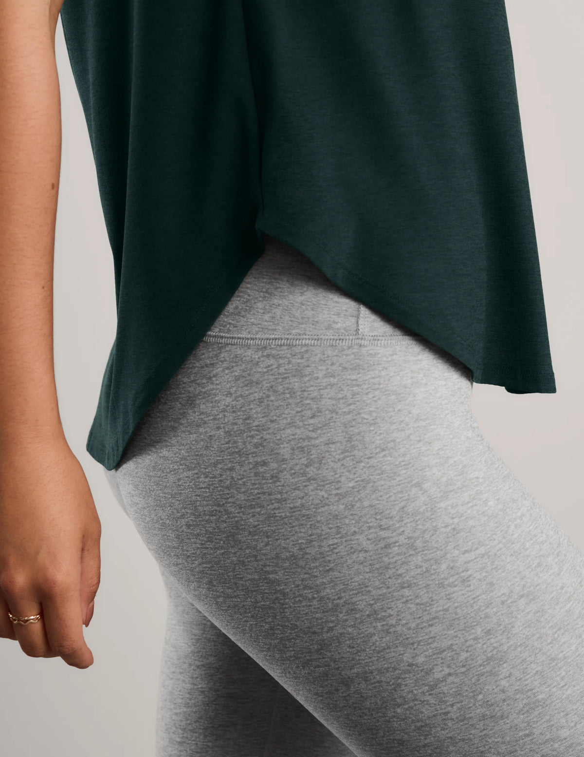BEYOND YOGA FEATHERWEIGHT ON THE DOWN LOW TEE DARK IVY HEATHER