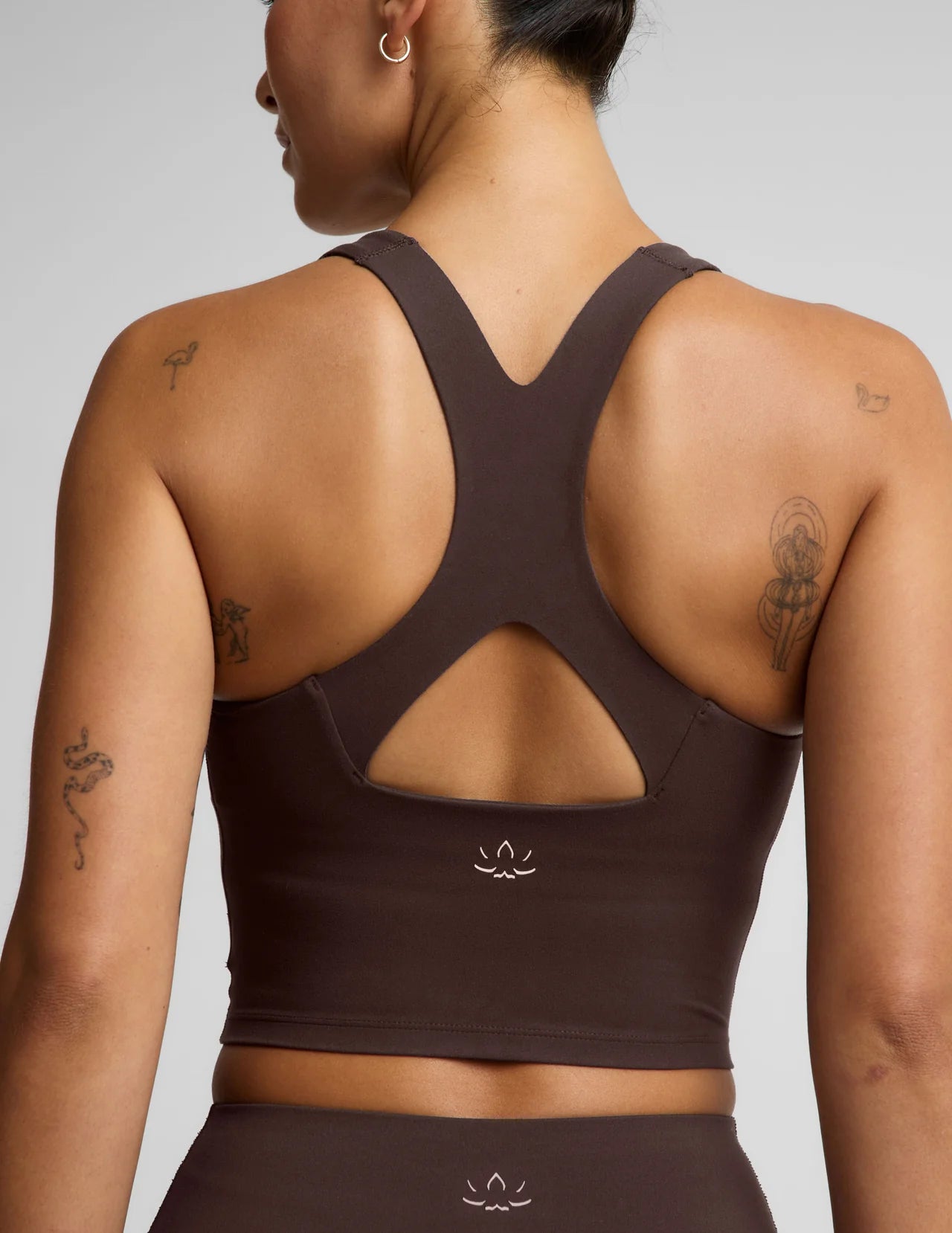 BEYOND YOGA GLOZONE MEDIUM IMPACT CROPPED TANK COCO PLUM