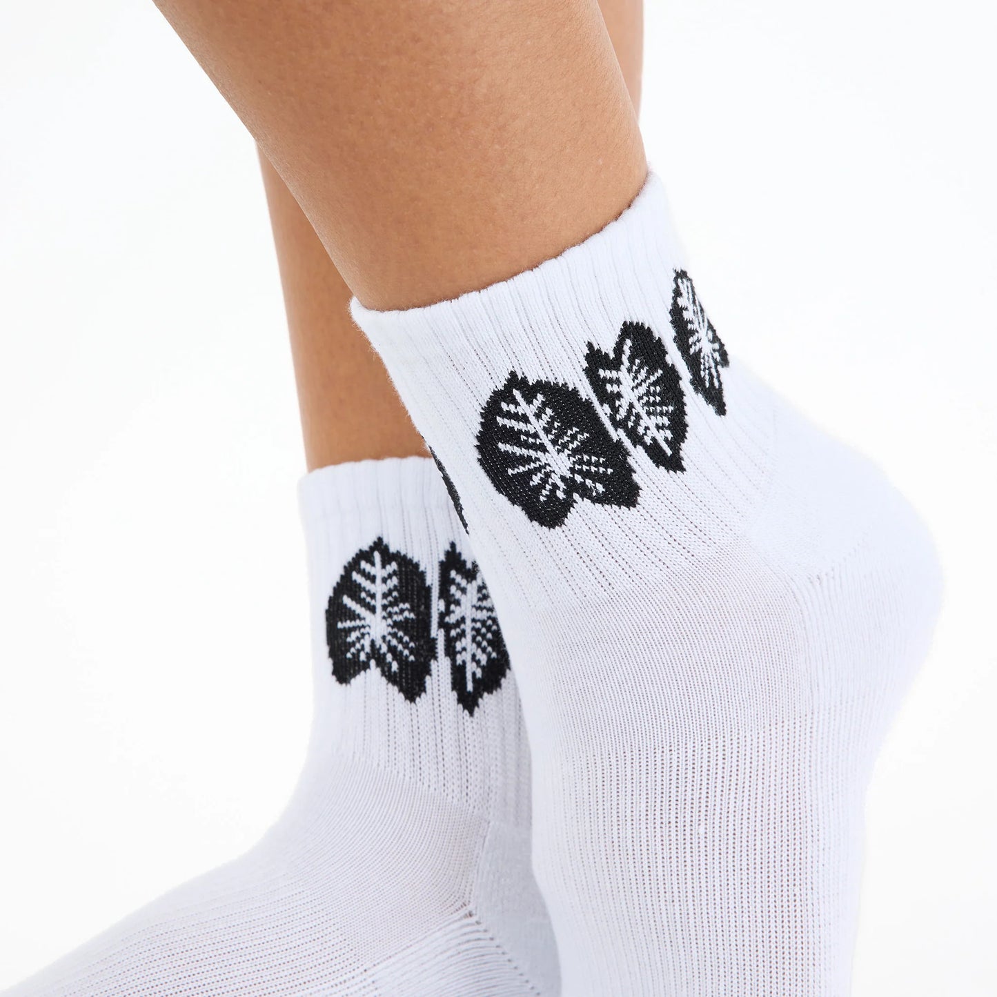 ALOHA COLLECTION KALO SHORTIE SOCKS BLACK WHITE